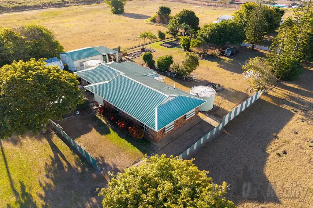 Burnett Heads 3બેડરૂમ Coastal Brick Home with Lifestyle Opportunity!