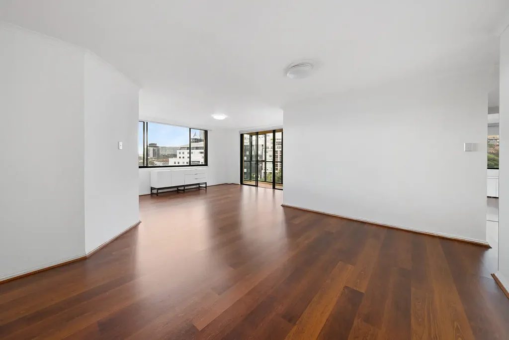 Stylish Three Bedroom Apartment in Prime Urban Setting
