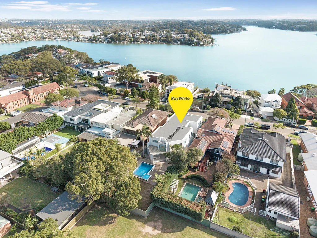 Blakehurst 5ห้องนอน Grand Full-Brick Family Estate with Water Views & Resort-Style Luxury
