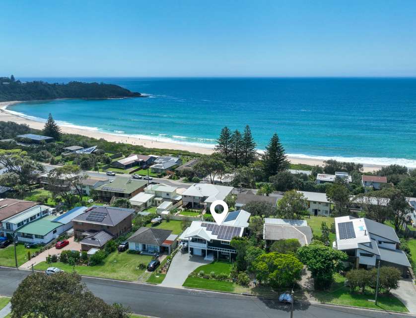 18 Donlan Road, Mollymook Beach, NSW 2539, 4 Bedrooms, 2 Bathrooms, House