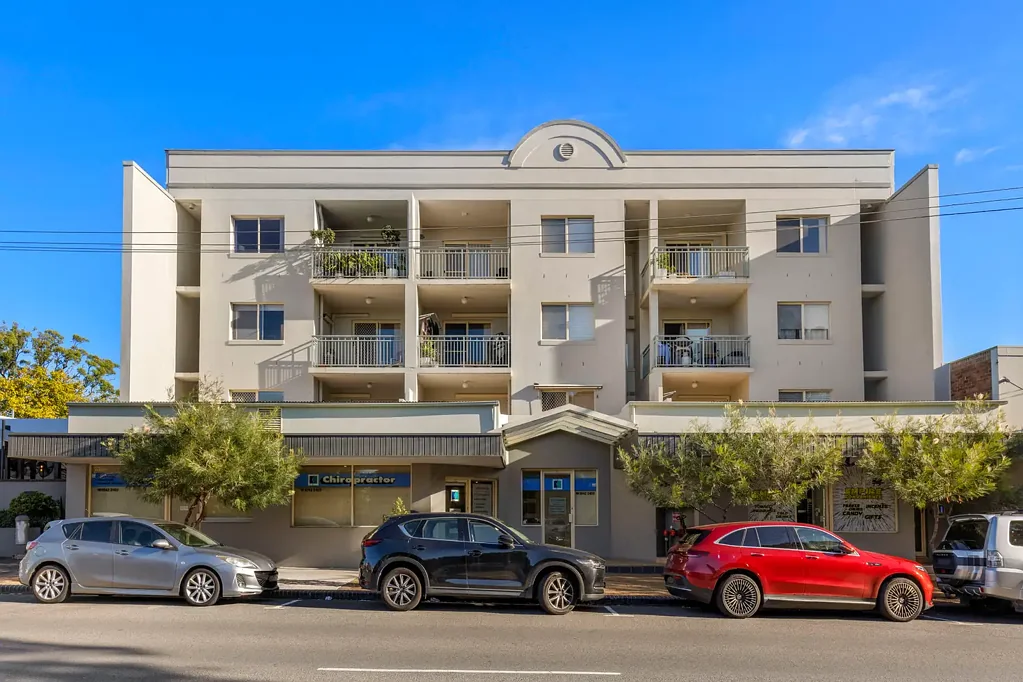 Sutherland 2房  Stylish, Renovated Top Floor Apartment