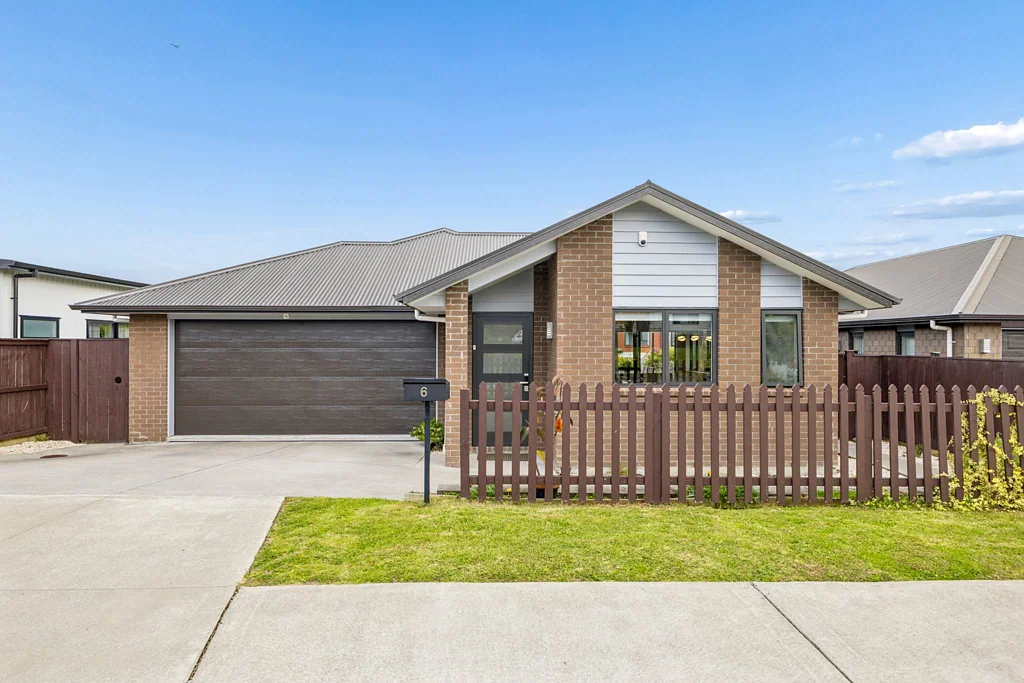 Papakura 4ห้องนอน Sun-Drenched, Solid Brick Excellence