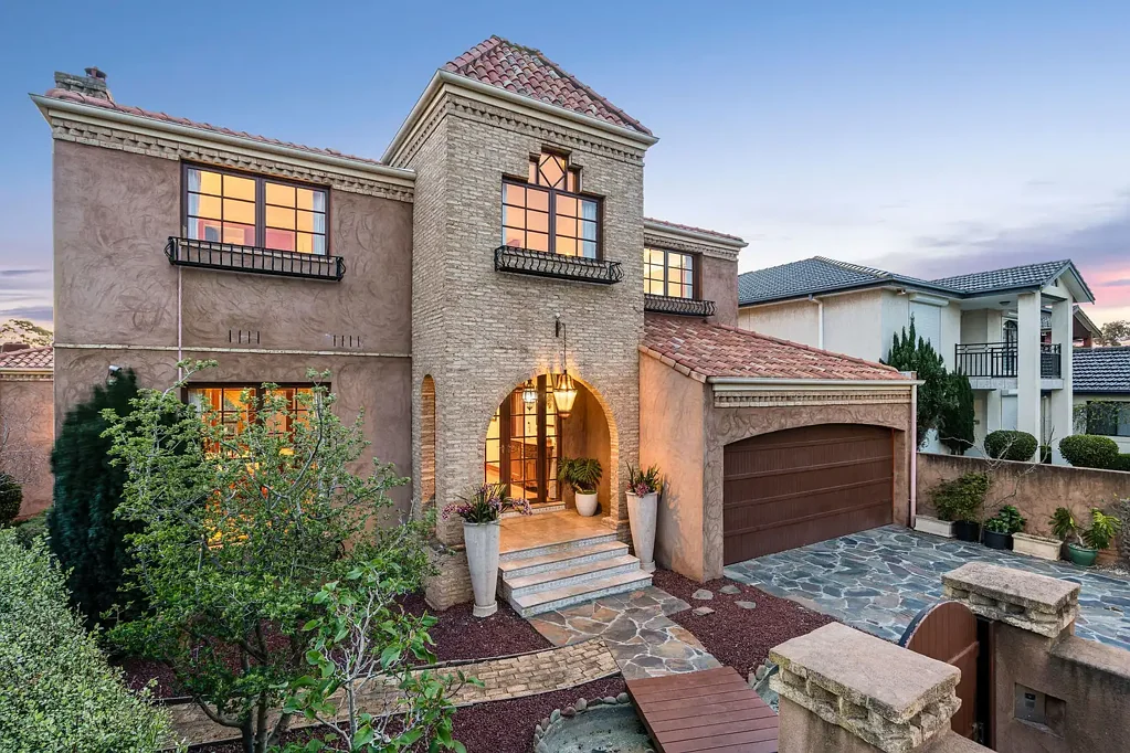 Avondale Heights 4બેડરૂમ Something Special: Superb Spaces, Rich Character