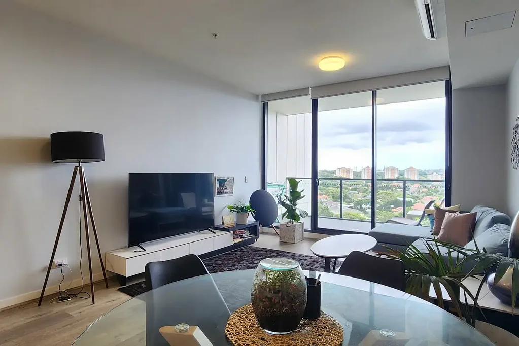 FURNISHED OR UNFURNISHED HIGH LEVEL APARTMENT