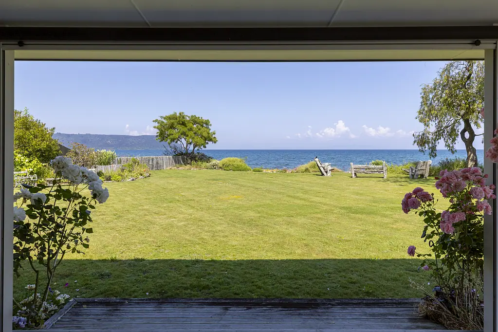 Waitahanui 3Moenga Lawn To Lake - Absolute Lakefront!
