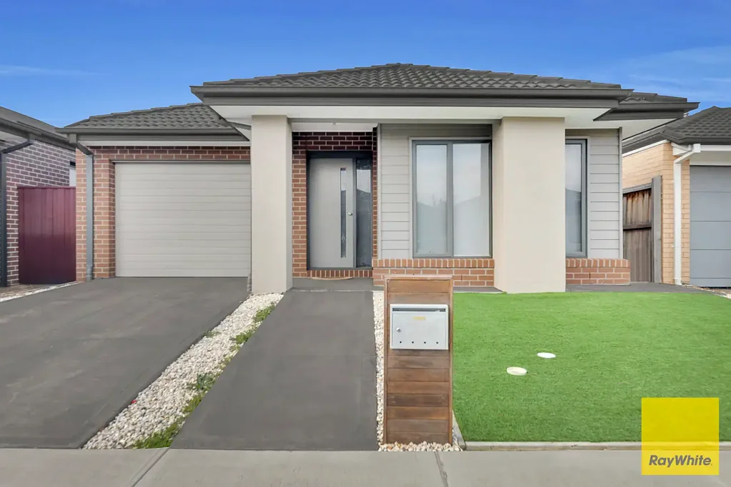 Exceptional Family Living in TARNEIT Location!