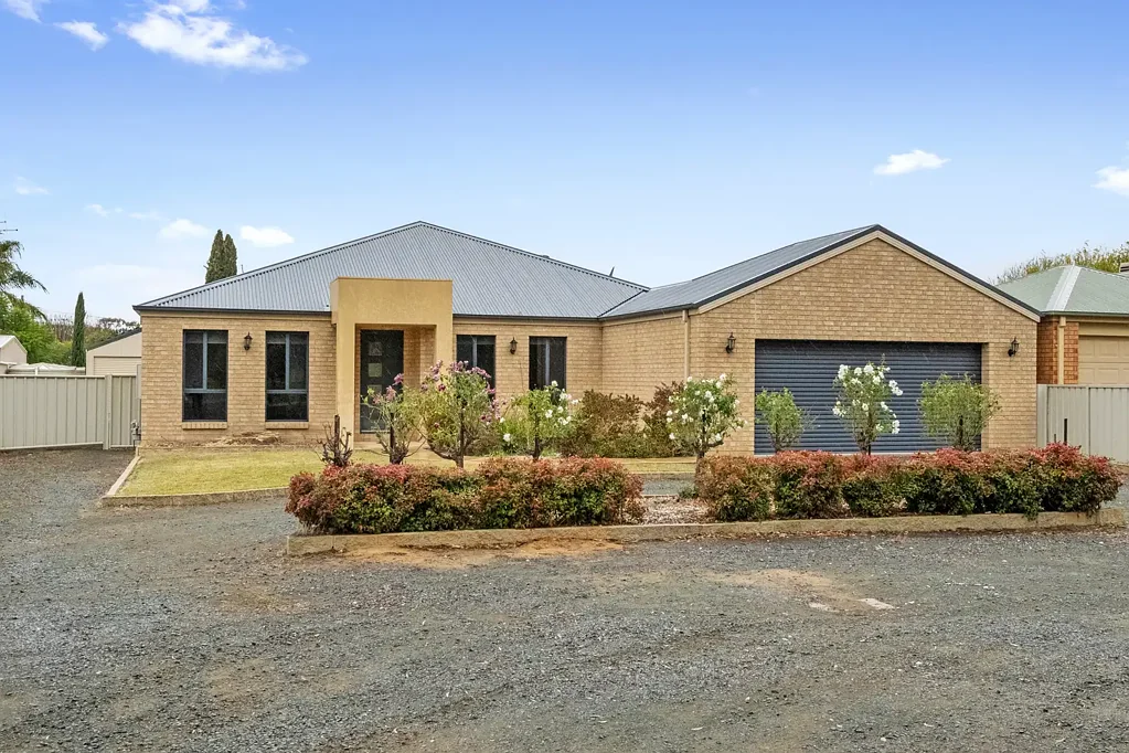 Rochester 4 Bedroom LARGE HOME - TICK, POOL -TICK, SHED- TICK..... GOT THE LOT