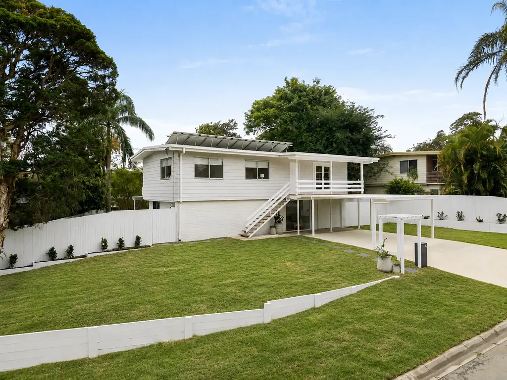 Morayfield 3ਬੈੱਡਰੂਮ Completely Transformed - Sophisticated Family Living on 744m2