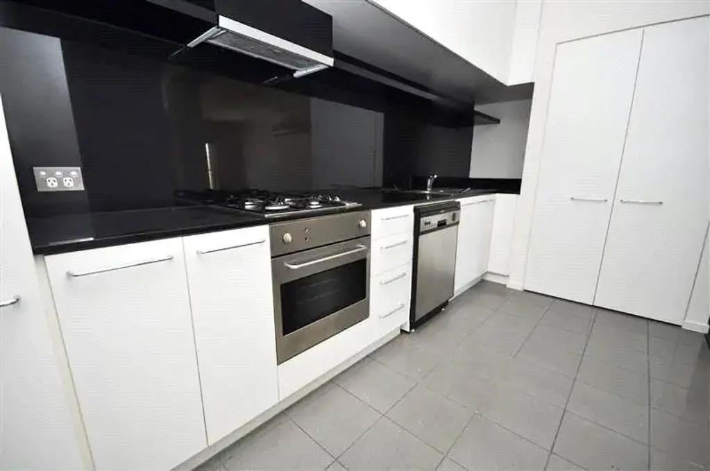 Modern and spacious one bedroom apartment located in the popular Wills Tower complex
