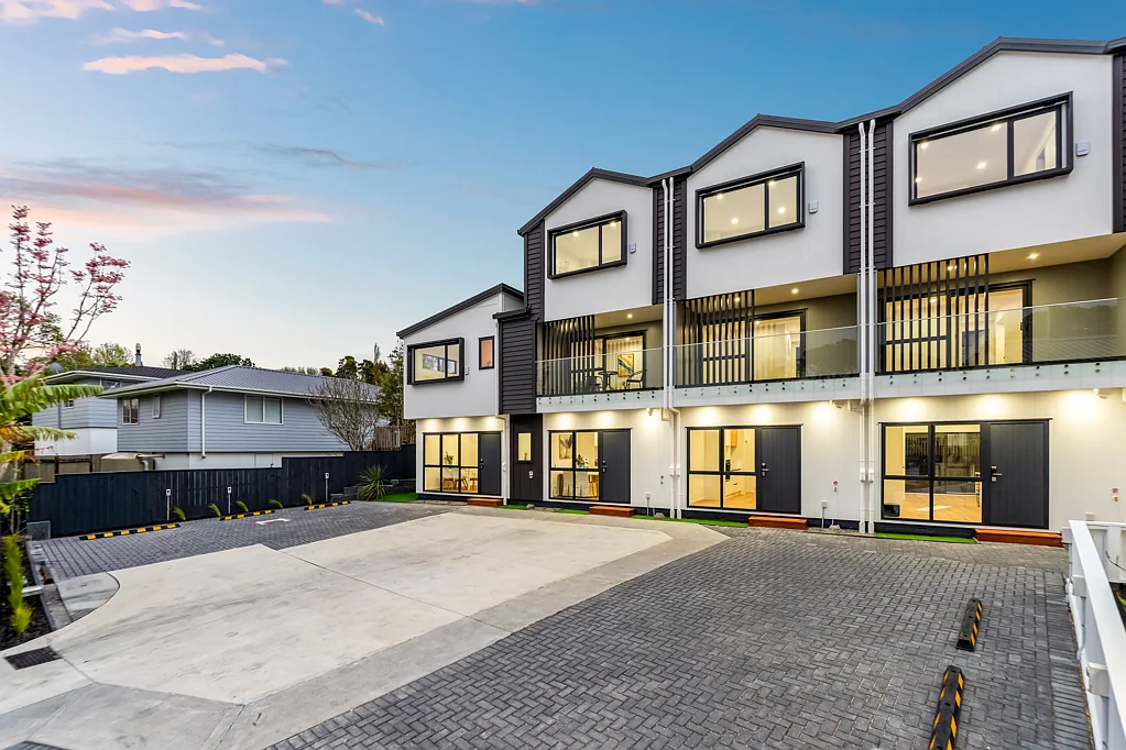 16D St Catherine Crescent, West Harbour, Waitakere City, Auckland