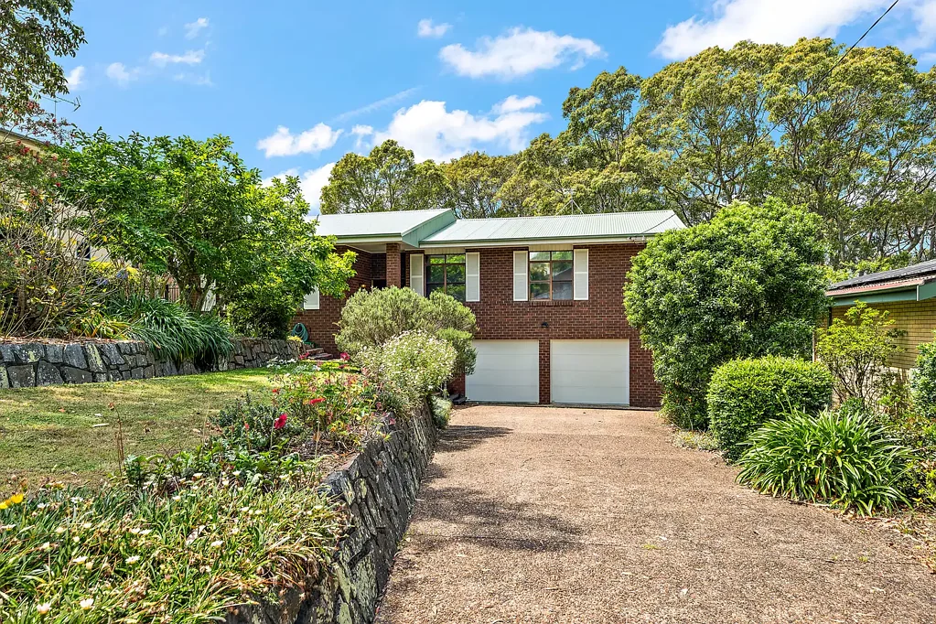Dudley 4房  Expansive Family Retreat on 1100sqm – Coastal Living Near Dudley Beach