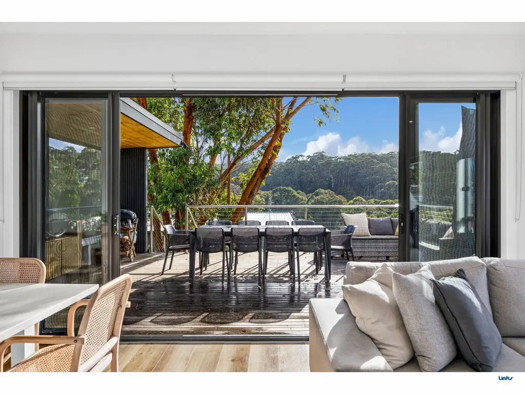 Lorne 5ห้องนอน Sophisticated Five-Bedroom Coastal Haven Overlooking the Bay & Lorne Pier