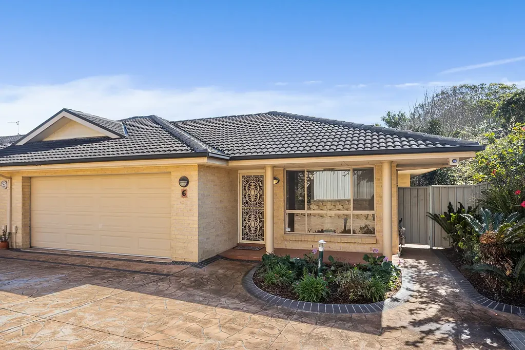 Shellharbour 2ਬੈੱਡਰੂਮ Rare single level village gem – spacious two bedroom home
