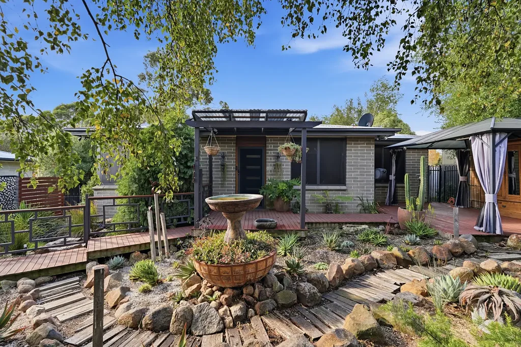 Bridgewater 3 Bedroom Renovated, Immaculate Inside & Out + Garage
