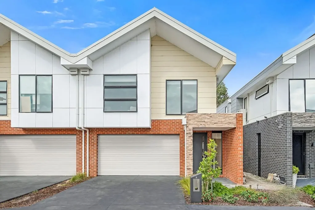 Keysborough 4房 4卧2卫联排别墅 低维护208m²地块 厨师厨房石材台面 主卧带阳台 邻近学校公园 连通性好 The Brief: Sophisticated Living Meets Smart Investment on Azure Crescent
