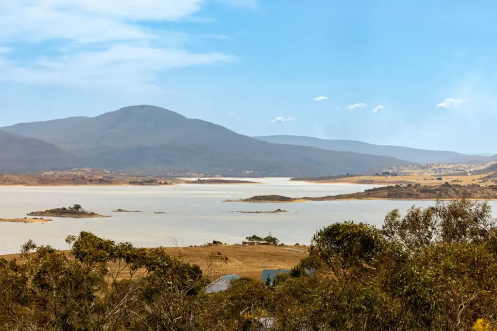East Jindabyne Large vacant parcel ready to be built on with lake and mountain views!