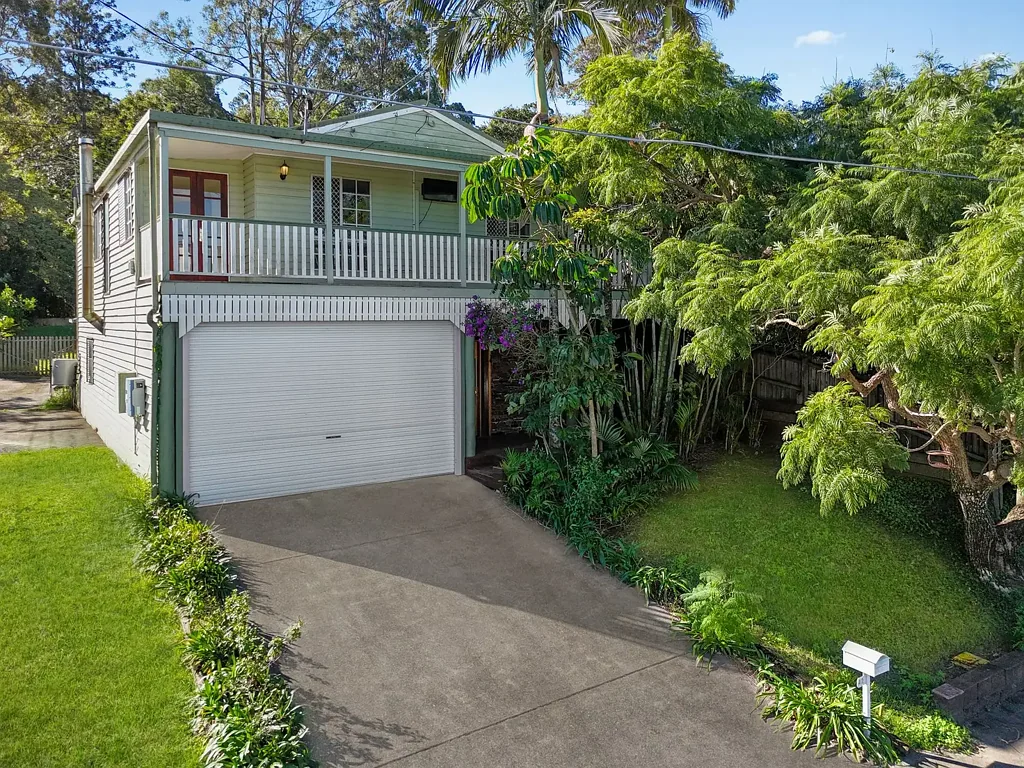 Shailer Park 4 Slaapkamer Elevated Family Living with Endless Possibilities- Vacant and Ready to Move In