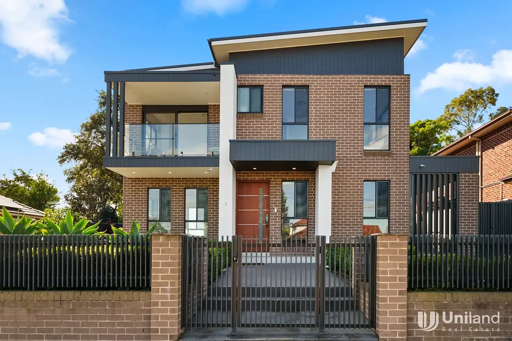 West Ryde 5房 West Ryde精装住宅 宽敞五卧 双卫生间 自然采光充沛 室内外无缝连接 石材厨房 双车库 步行火车站公园 Expansive Contemporary Living in a Lifestyle-Rich Location