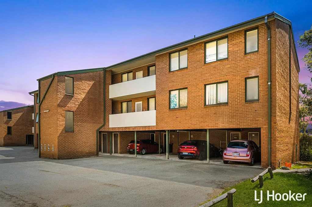 Top Floor Apartment in Hawker!