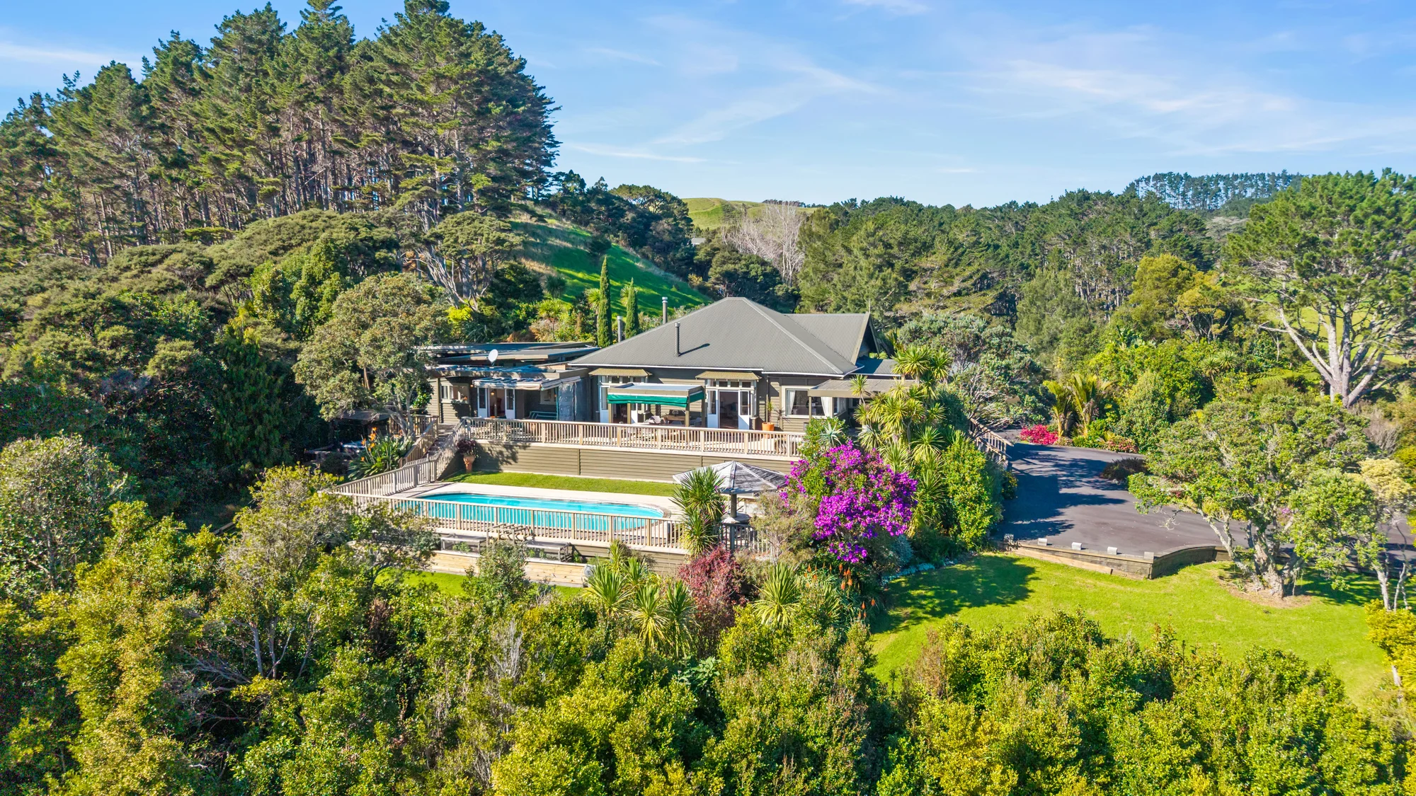 Waimauku Rare country retreat with multiple dwellings
