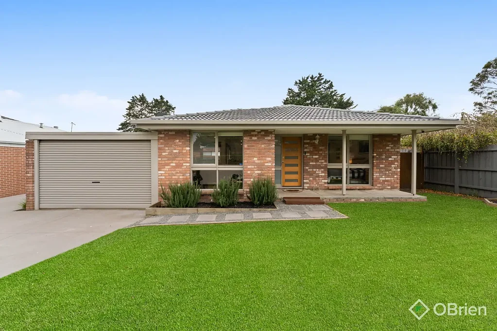 Effortless Living in the Brentwood Park School Zone!