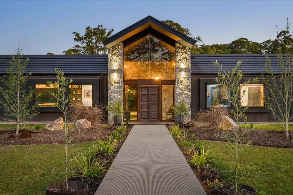 Sancrox A RARE ARCHITECTURAL COUNTRY ESTATE ON 48 ACRES