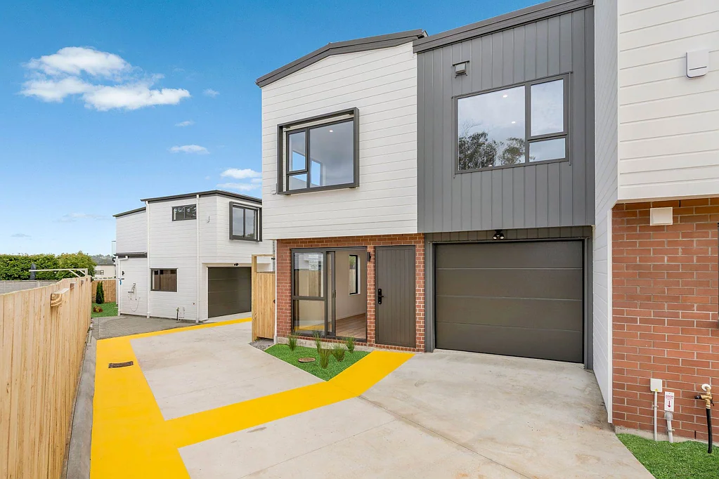 Te Atatu Peninsula 3 Bedroom Corner 3 Bedroom with Garage!