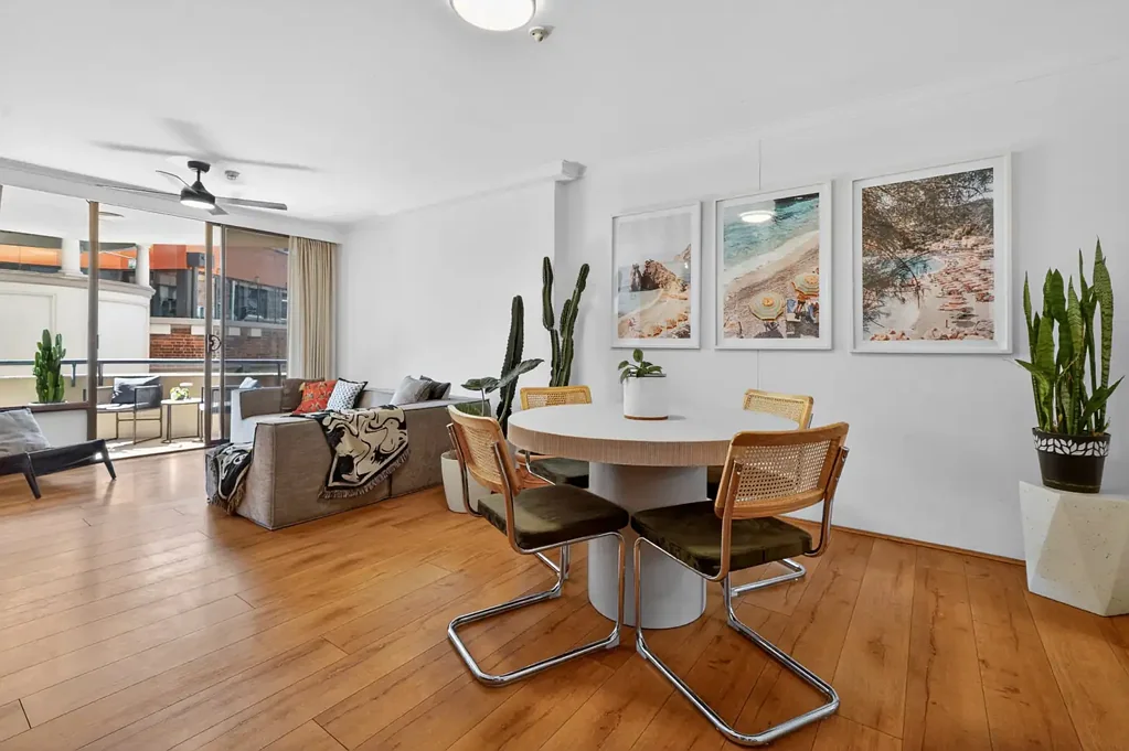Darlinghurst 2房 Oxford街绿景公寓 朝北阳光起居 双阳台通风 明亮对流 便利CBD近站 宠物友好 停车方便 顶级生活方式 Well presented city edge home close to Hyde Park with dual balconies