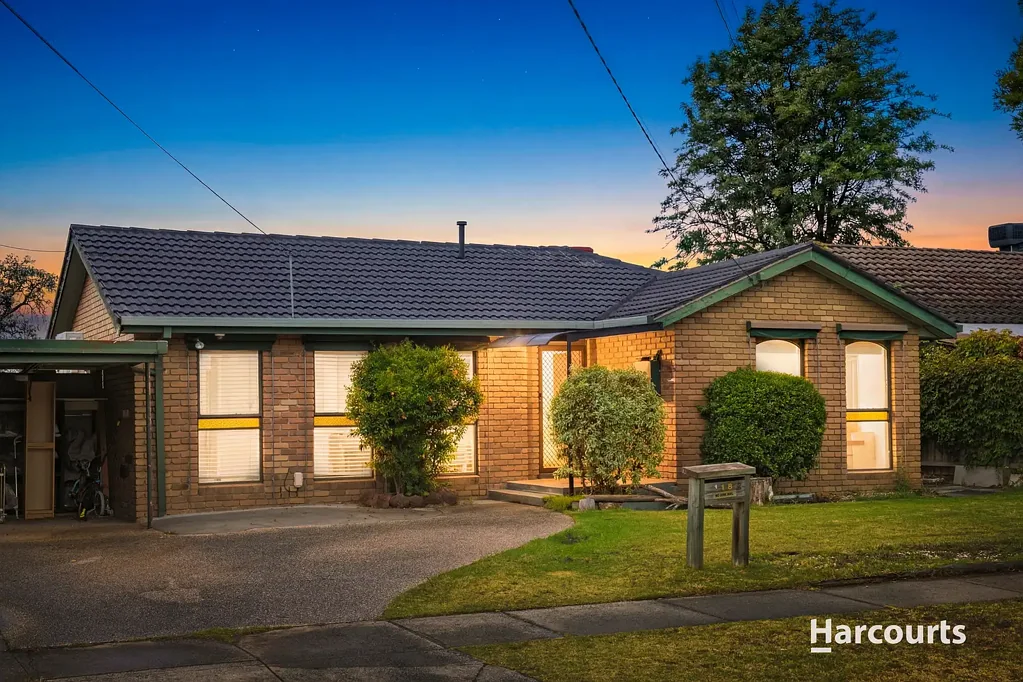 Glen Waverley 4房 西北朝向阳光足 精心翻新空间阔 现代舒适学区优 建造第二住宅潜 Dual School Zones with Second Dwelling Potential (STCA)