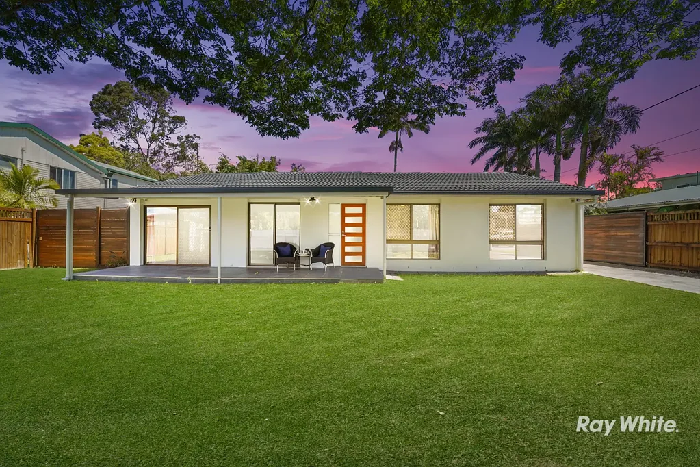 Daisy Hill 4房 全平地1029平米 私人死胡同式 高倾斜拱顶 翻新厨卫 超大娱乐区 六车车库棚屋 绿树成荫后院 Renovated Home on a Flat 1,029m2 with Side Access to 6 Car Bay Shed