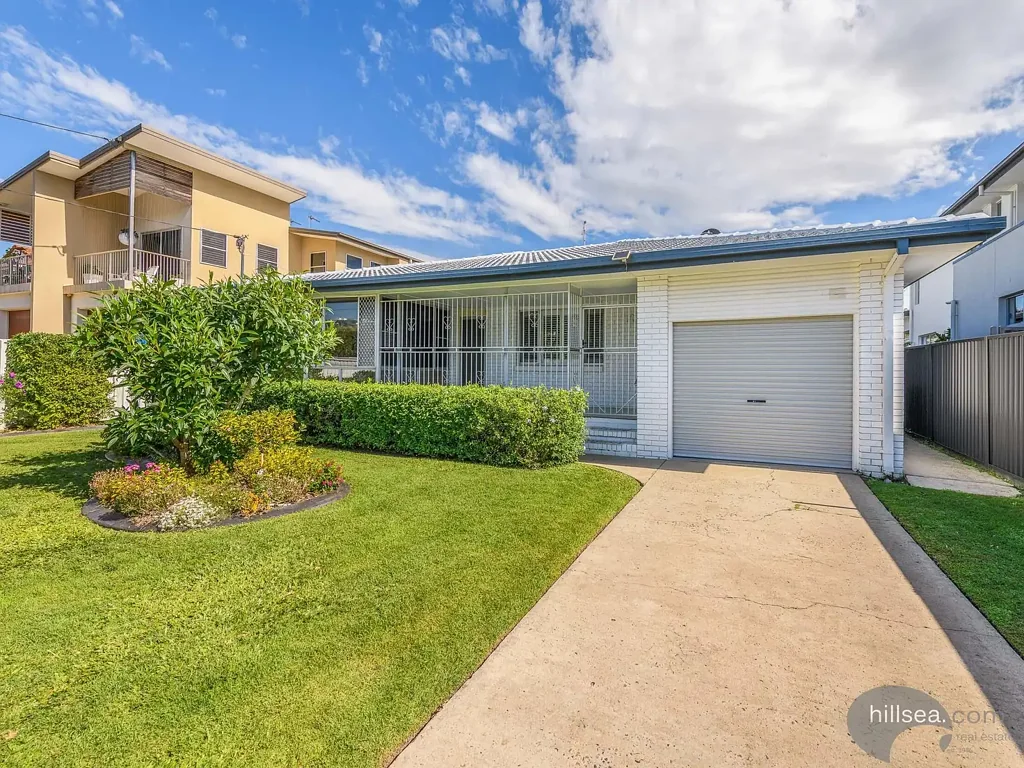 Labrador 2 Bedroom LOCATION, ZONING, LIFESTYLE - THIS ONE HAS IT ALL !!