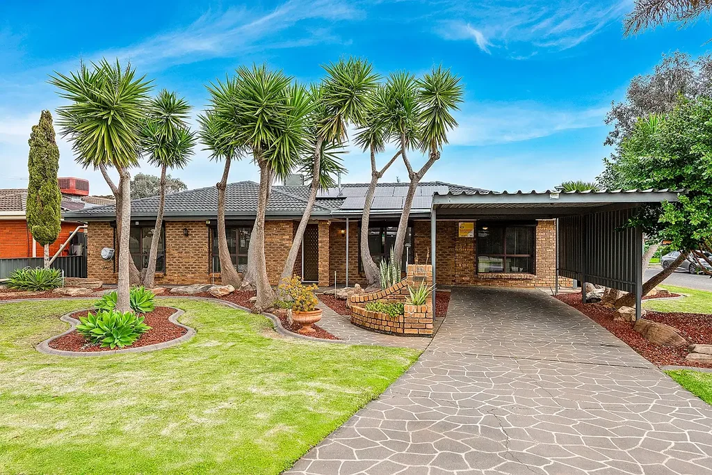 Paralowie 3房  Contemporary Family Home with Extensive Garaging!