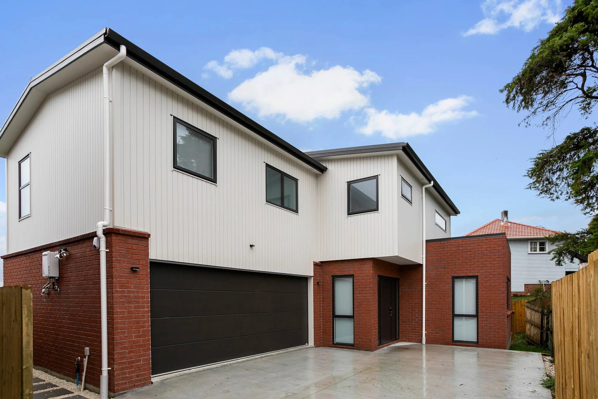 Sunny 2 years new townhouse