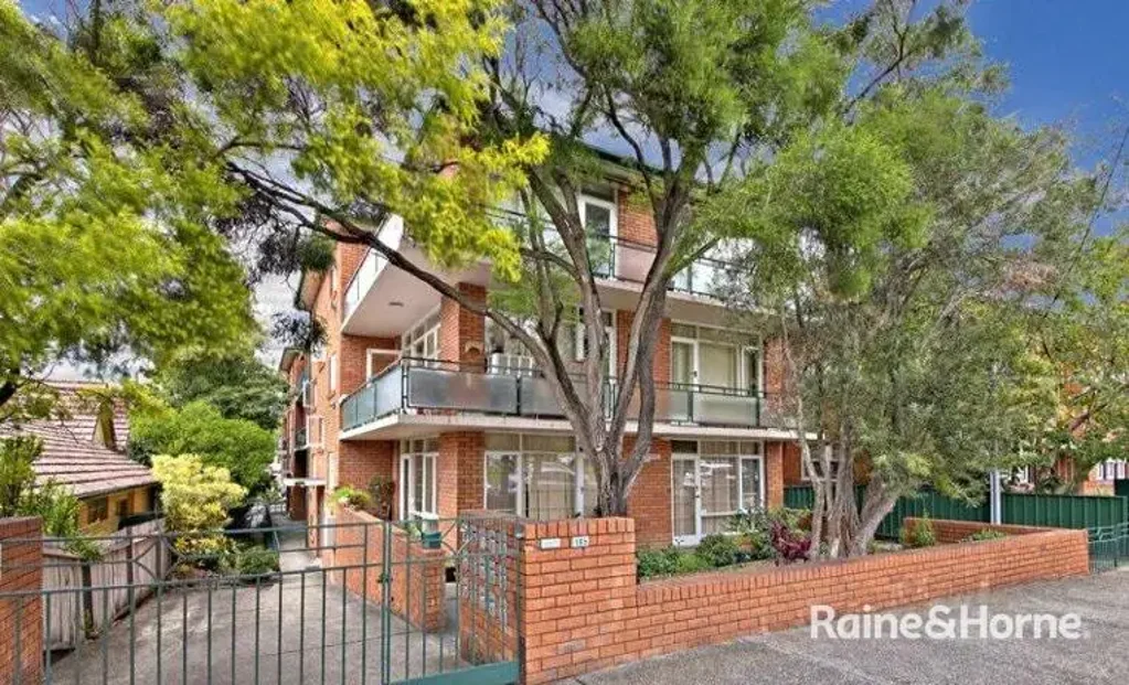 Well Appointed 1 bedroom Unit In A Great Location !!