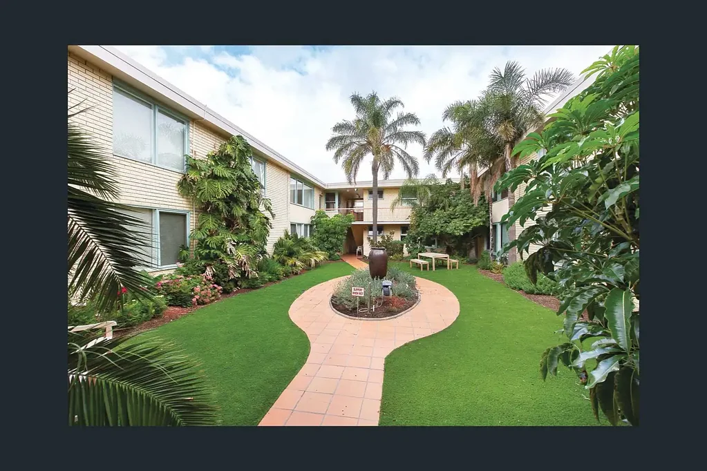 Oversized One-Bedroom Apartment in a Peaceful Garden Setting  --- including water bill.