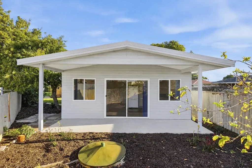 Queens Park 5Phòng ngủ $1150pw Rent Potential - HOUSE + GRANNY FLAT + 794sqm Development Site = Winner