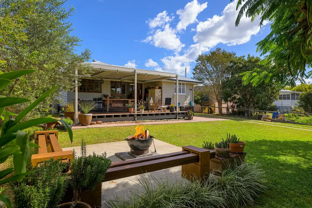 Gympie 3房  Country Charm, Family Space & Endless Potential on a Rare Dual-Access 1,174m² Block