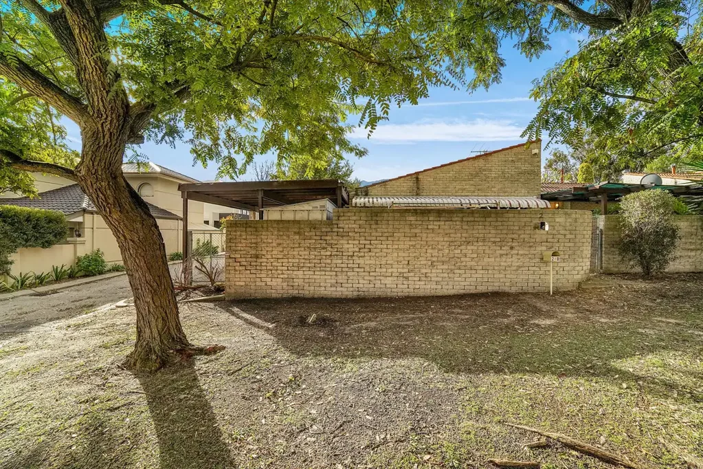 Spacious Street Frontage Villa with Huge Living Area & Private Courtyard!