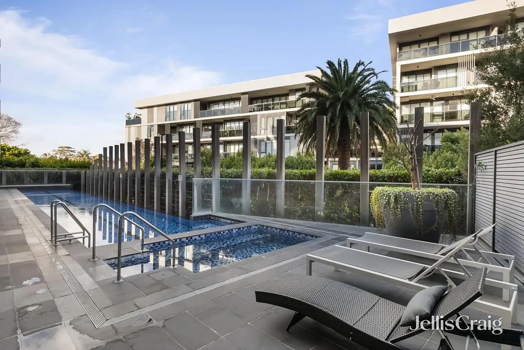Sandringham 2 Bedroom Up high in Sandy Hill with double the parking