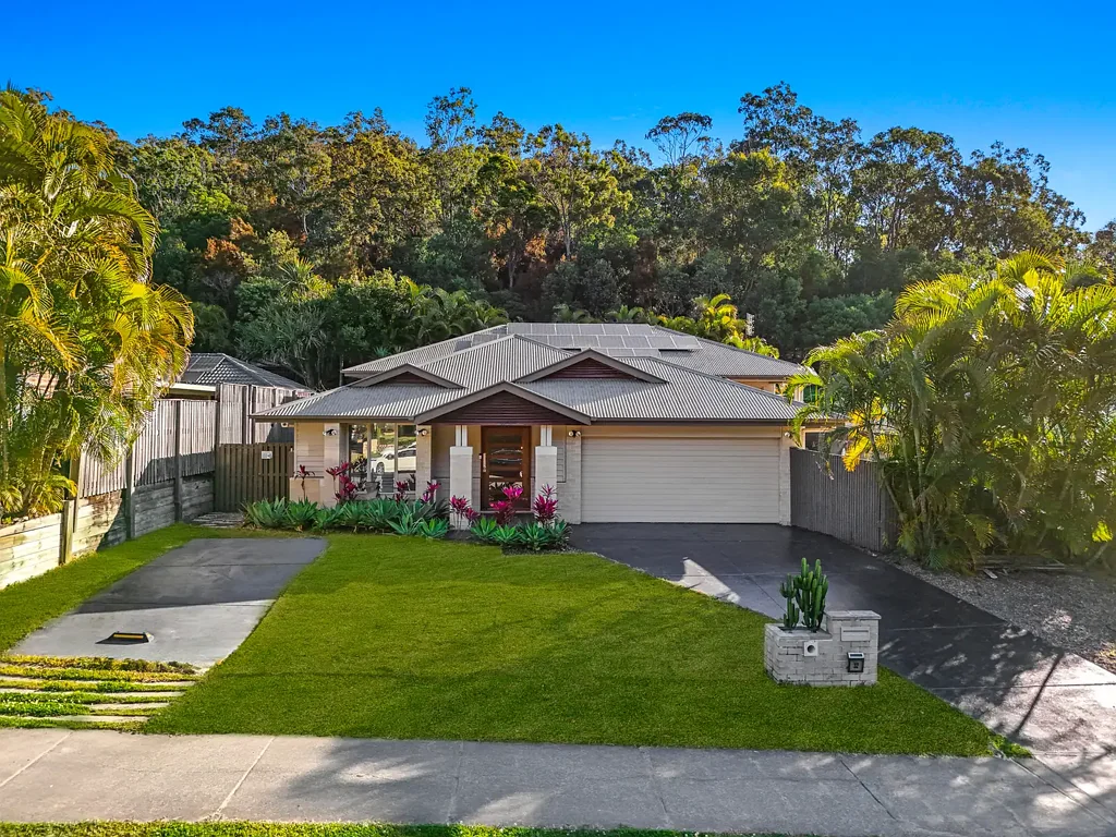 Pacific Pines 6房  A Private Family Oasis with Space, Style & Versatility!