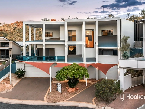 Stunning 5 Bedroom, 3 Bathroom Executive Home in Araluen wit