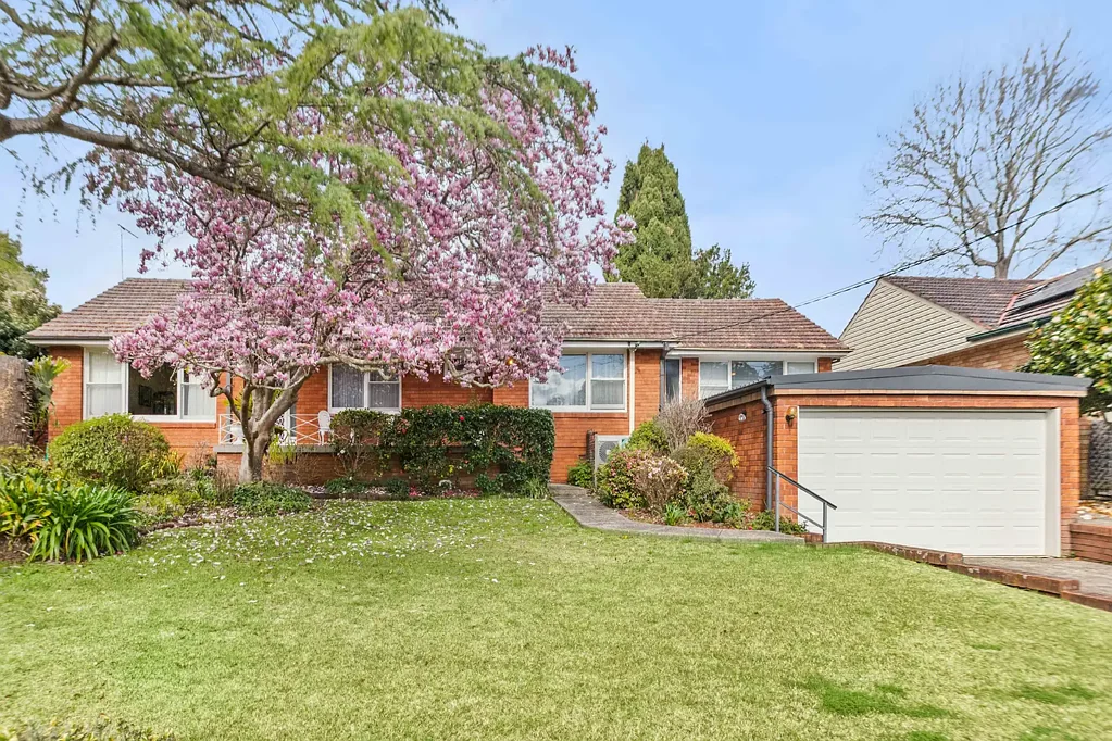 Pennant Hills 5Kwarto First time offer in 60+ years, impeccable scale, and a walk-everywhere address