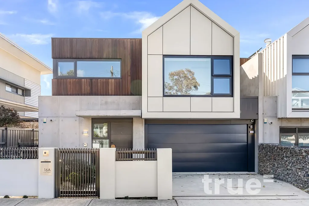 THE PINNACLE OF LUXE LIVING IN BAYSIDE LOCALE – PARTLY FURNISHED