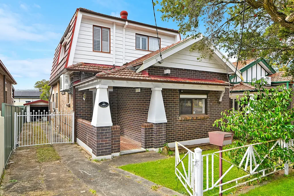 Campsie 4Habitaciones First time offered in 33 Years | Character family home with future upside