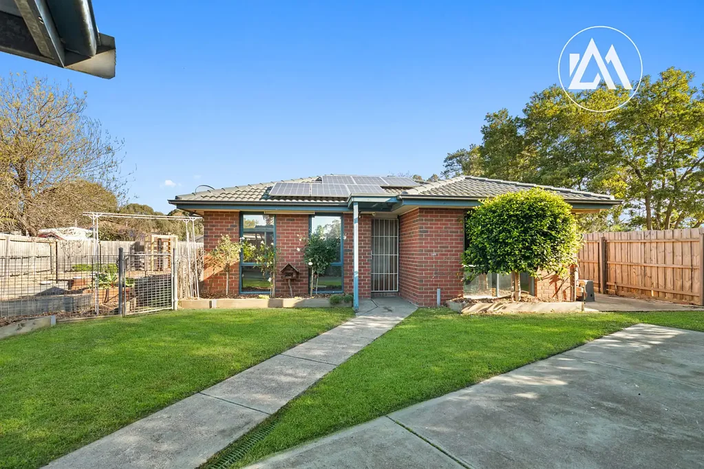 Langwarrin 4房 宽敞四卧主卧套 东北朝向满阳光 私密后花园 储物空间足 地暖空调全屋配 距离商圈近 学校环绕 Private, Move-In Ready Living with Endless Potential