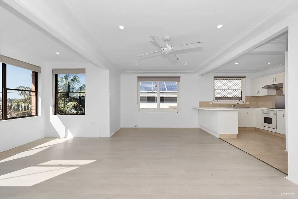TOP FLOOR THREE BEDROOM APARTMENT WITH CITY VIEWS AND BEACHFRONT LIFESTYLE