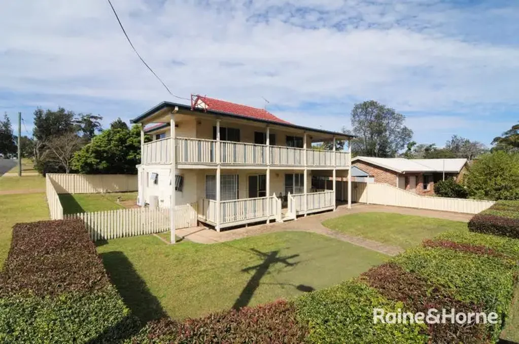 Spacious Family Home - 4 Bed, 2 Bath, Garage - Walking Distance to School & River