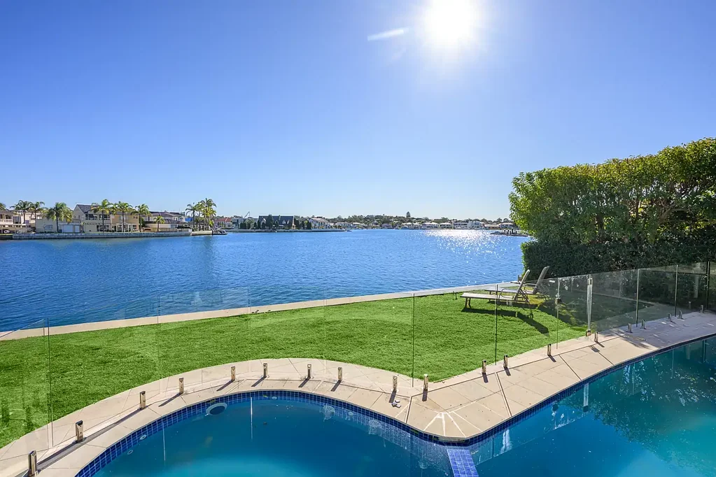 Sylvania Waters 4Zimmer Highly sought after open deep waterfront, located in the No.1 street of the suburb