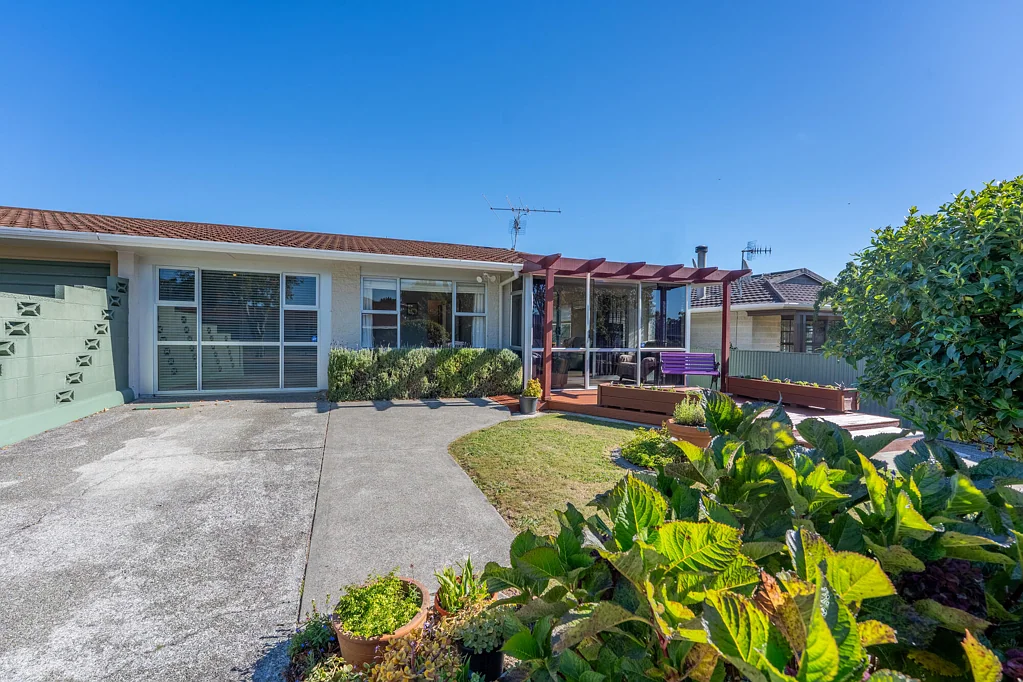 Waikanae 2房  Oh La La – Warmth, Light & A Little Extra Space