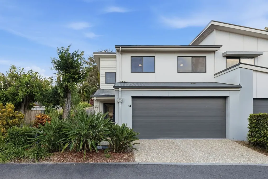 Calamvale 3Zimmer AUCTION IF NOT SOLD PRIOR - Stylish, Spacious & Easy-Care Living in the Heart of Calamvale